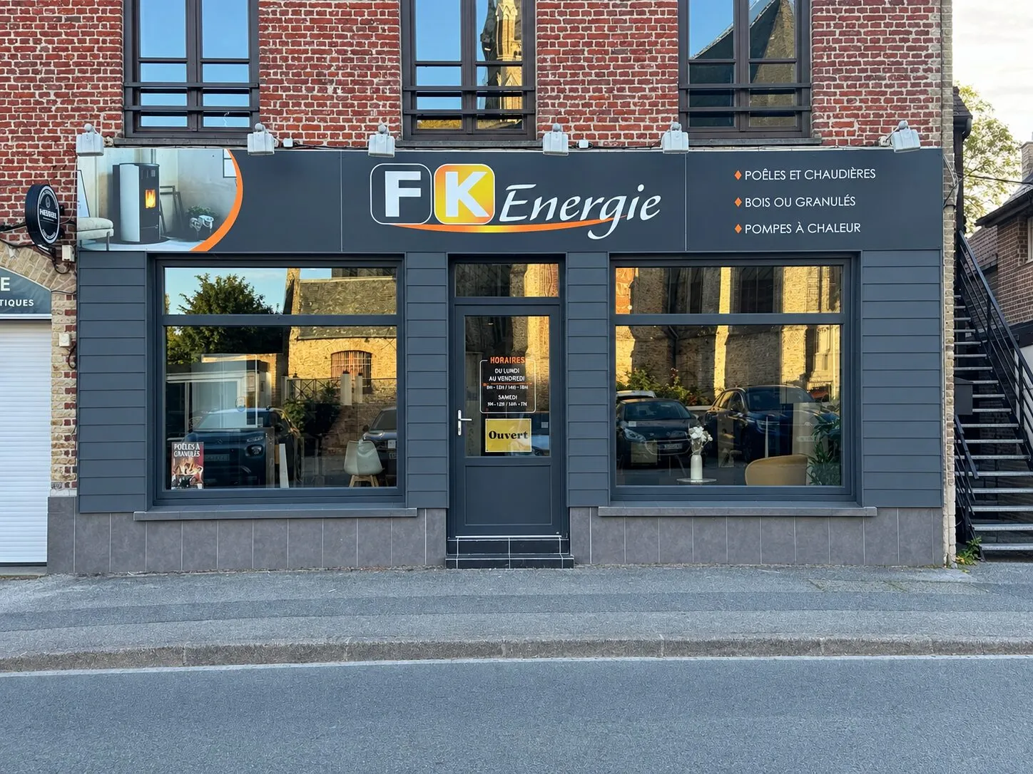 Façade du showroom FK Énergie, 8 place de la Mairie à Rexpoëde