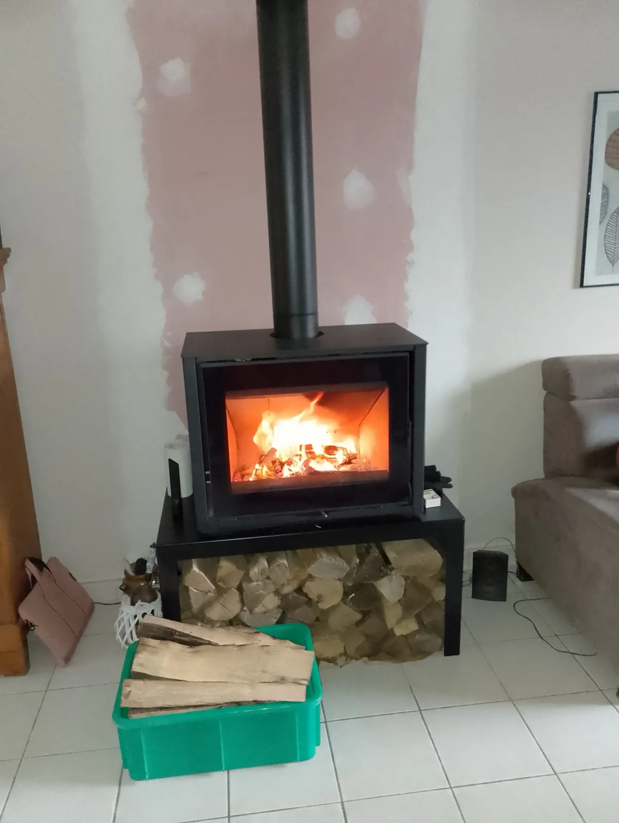 Poêle à bois sur range-bûches, installé par FK Énergie
