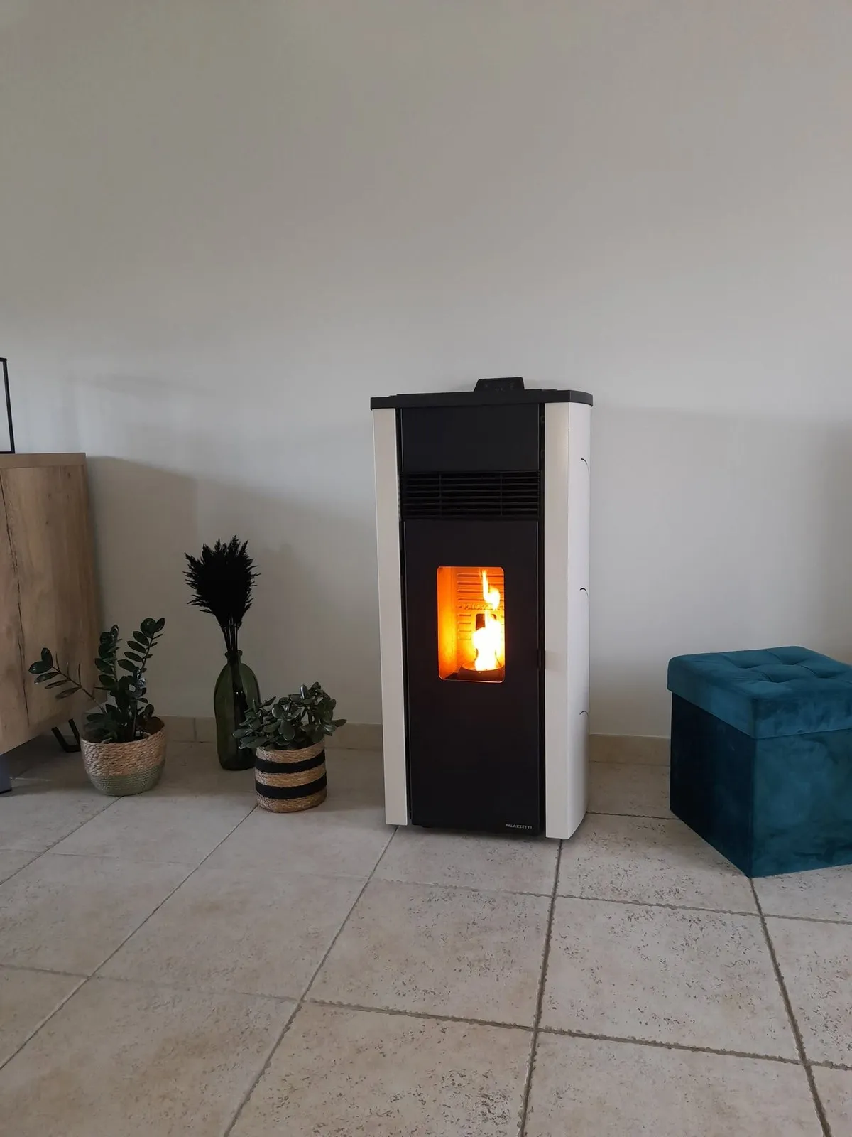 Poêle à granulés blanc, installé par FK Énergie