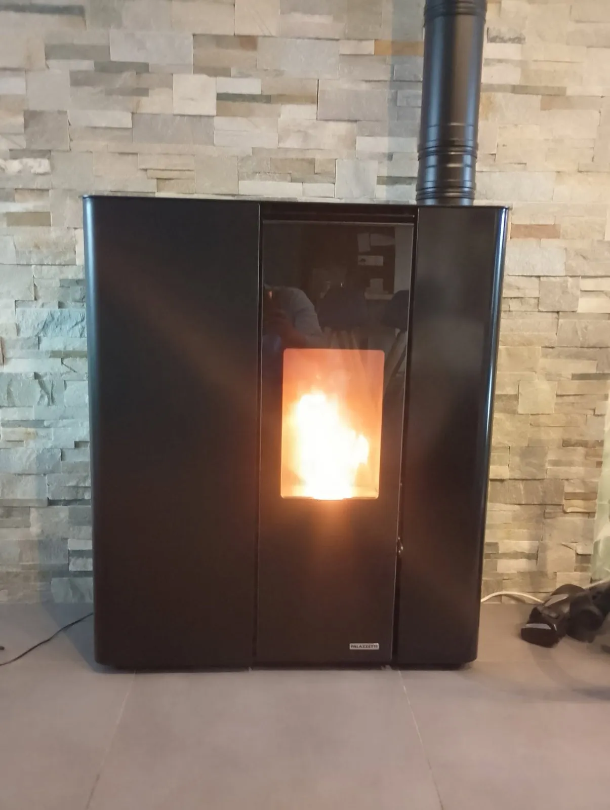 Poêle à granulés gain de place, installé par FK Énergie