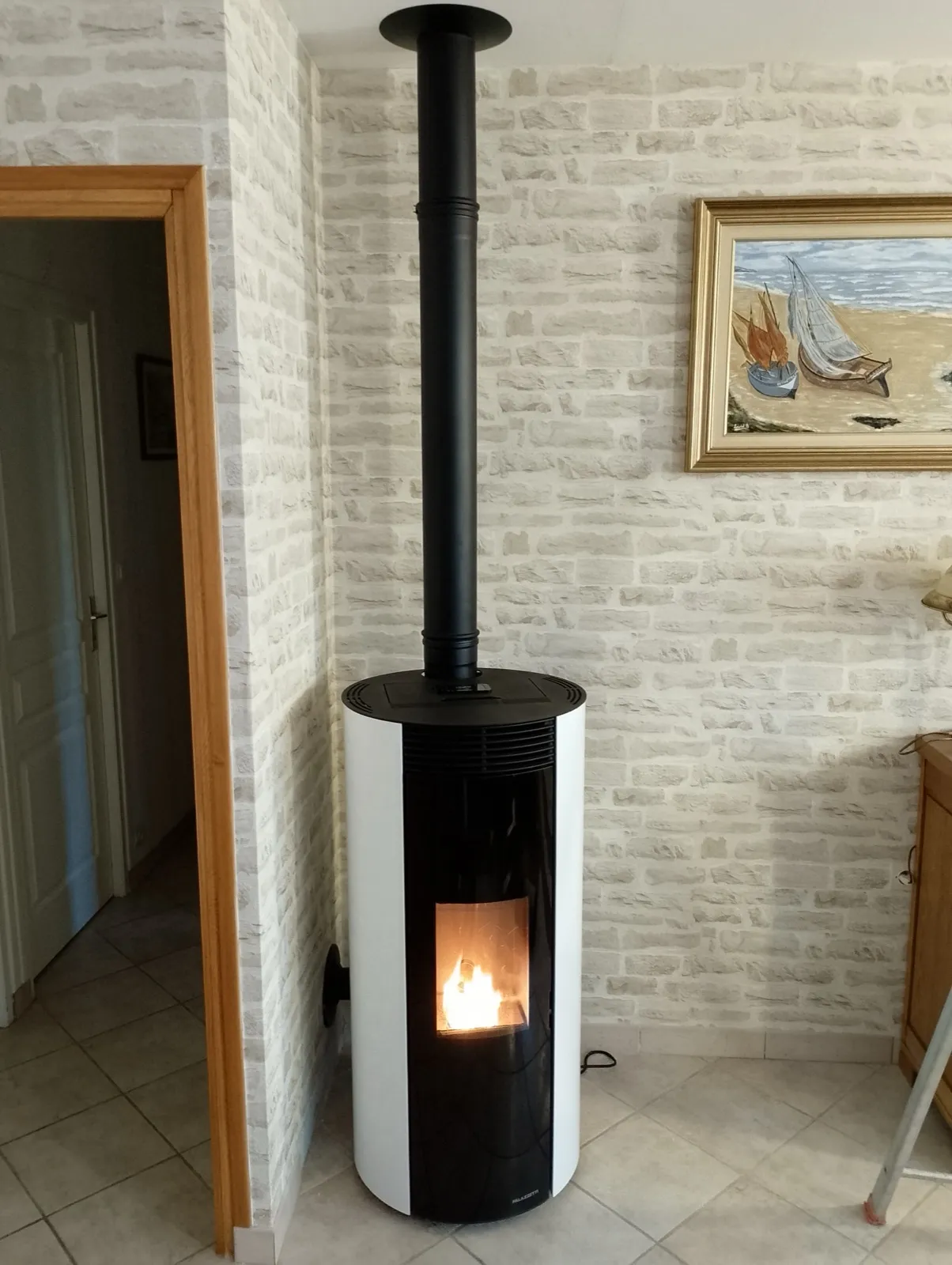 Poêle à granulés blanc, installé par FK Énergie