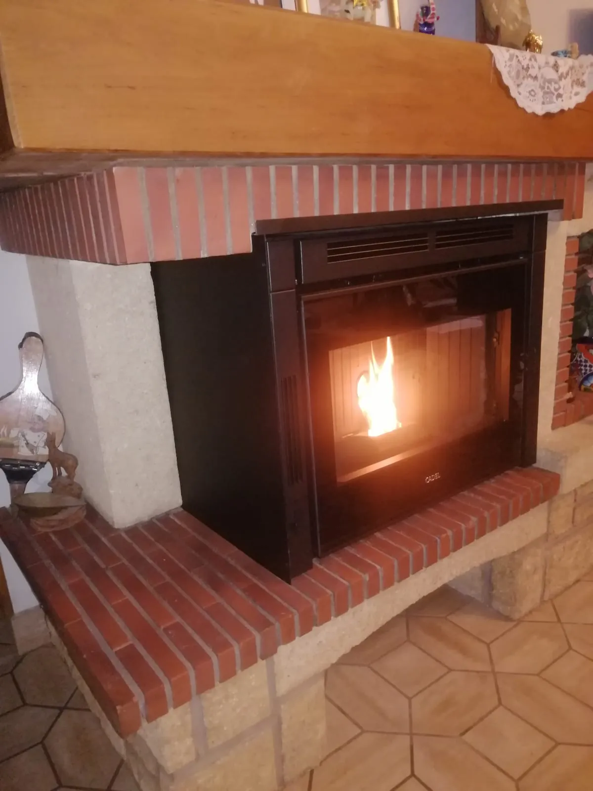Insert à granulés allumé, installé par FK Énergie