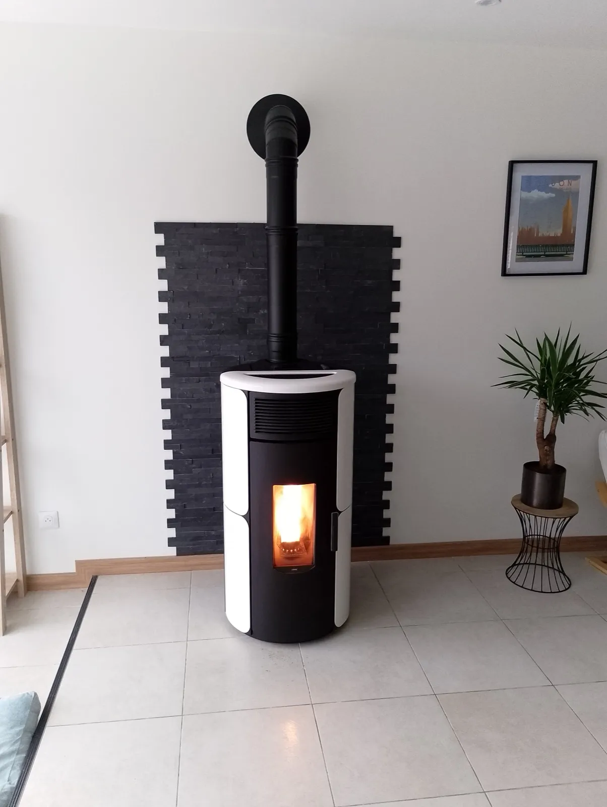 Poêle à granulés blanc, installé par FK Énergie