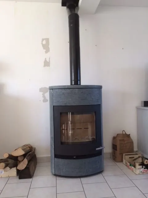 Poêle à bois en pierre ollaire, installé par FK Énergie