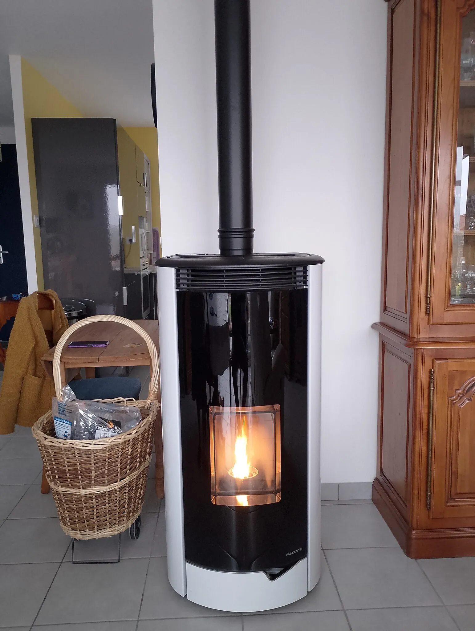 Poêle à granulés blanc, installé par FK Énergie