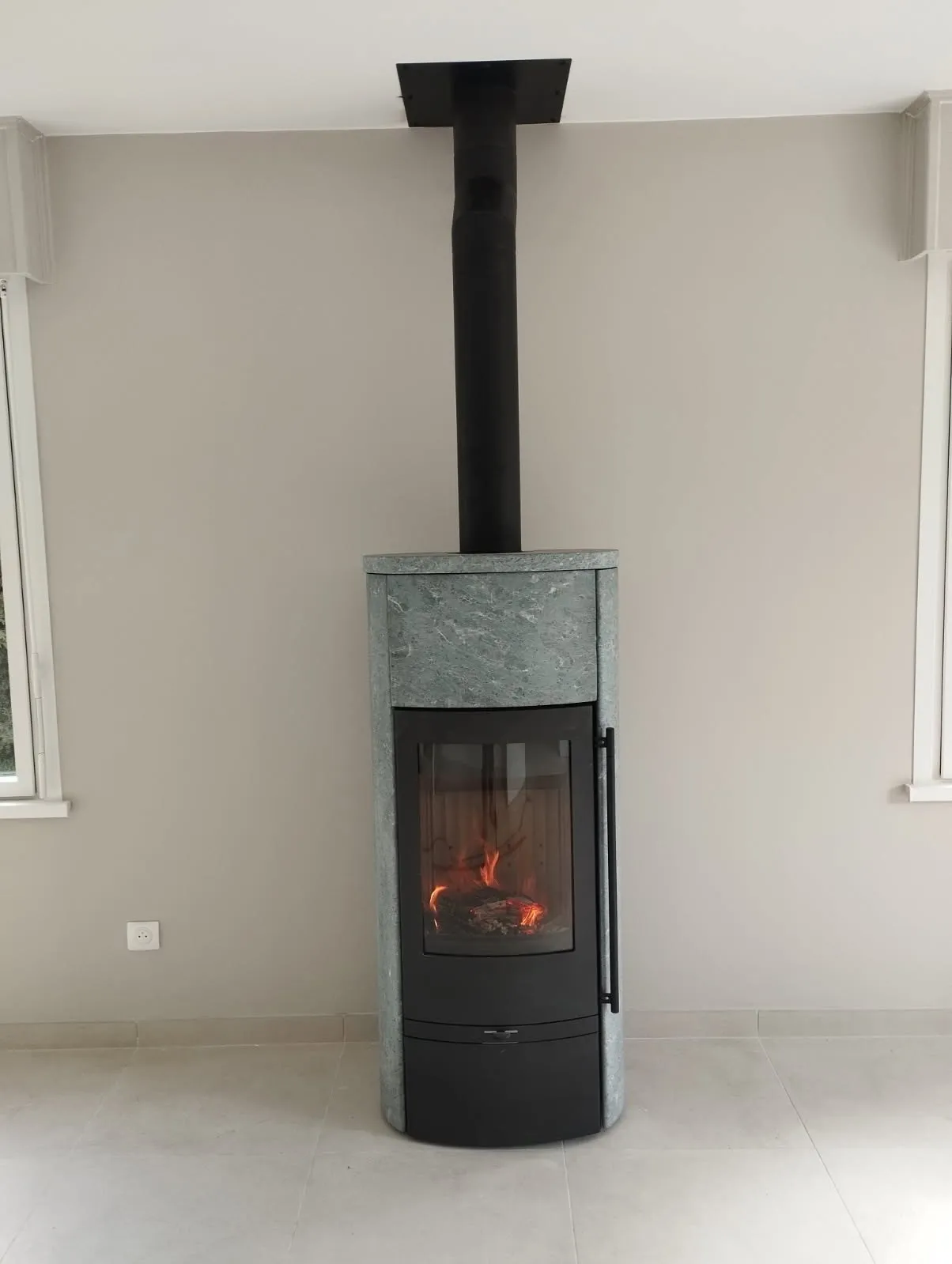Poêle à bois en pierre à Saint-Omer, installé par FK Énergie