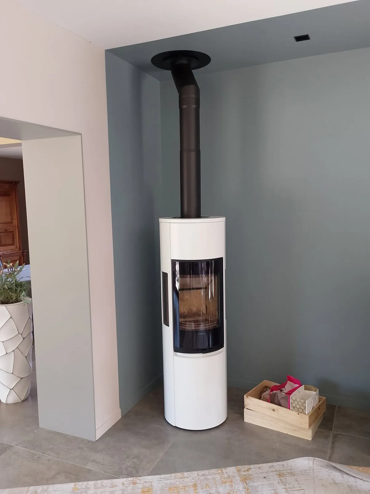 Poêle à bois colonne blanc, installé par FK Énergie