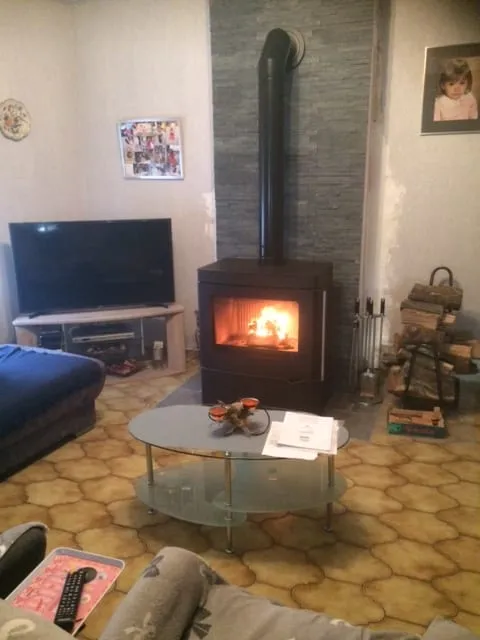 Poêle à bois dans le salon, installé par FK Énergie