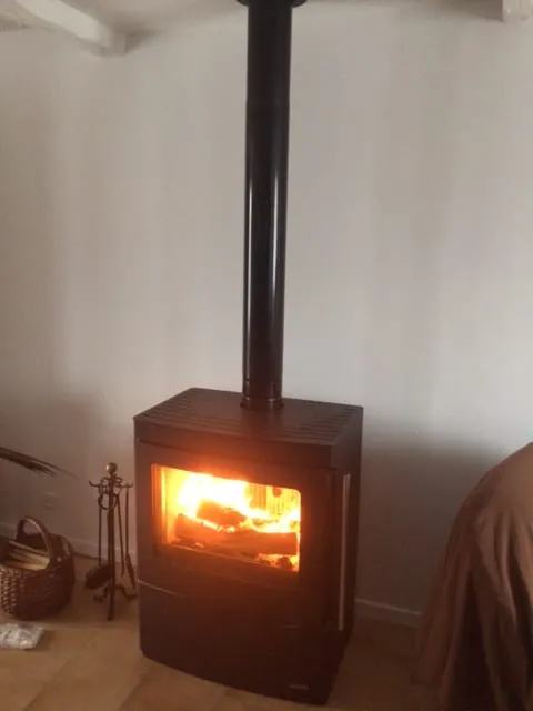 Poêle à bois pour bûches de 50 cm, installé par FK Énergie