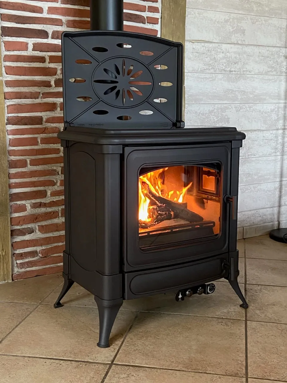 Poêle à bois en fonte, installé par FK Énergie