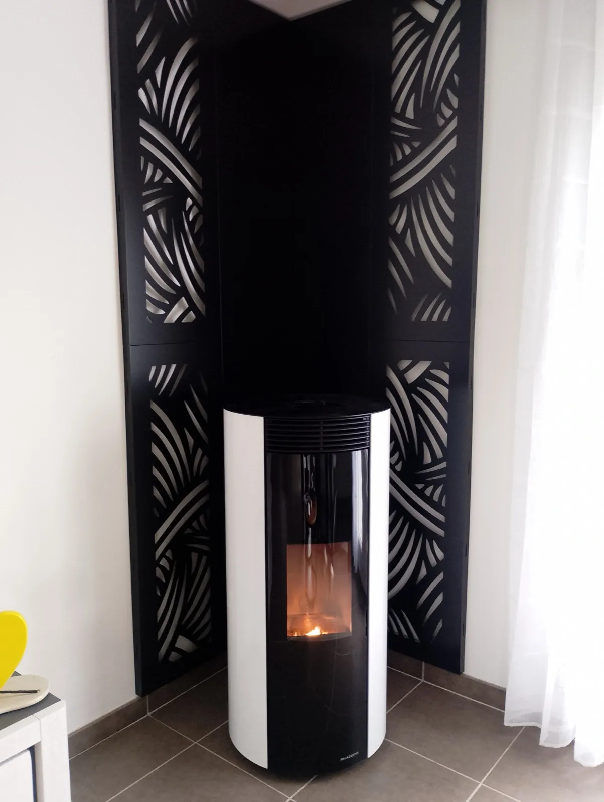 Poêle à granulés blanc et panneaux décoratifs, installé par FK Énergie