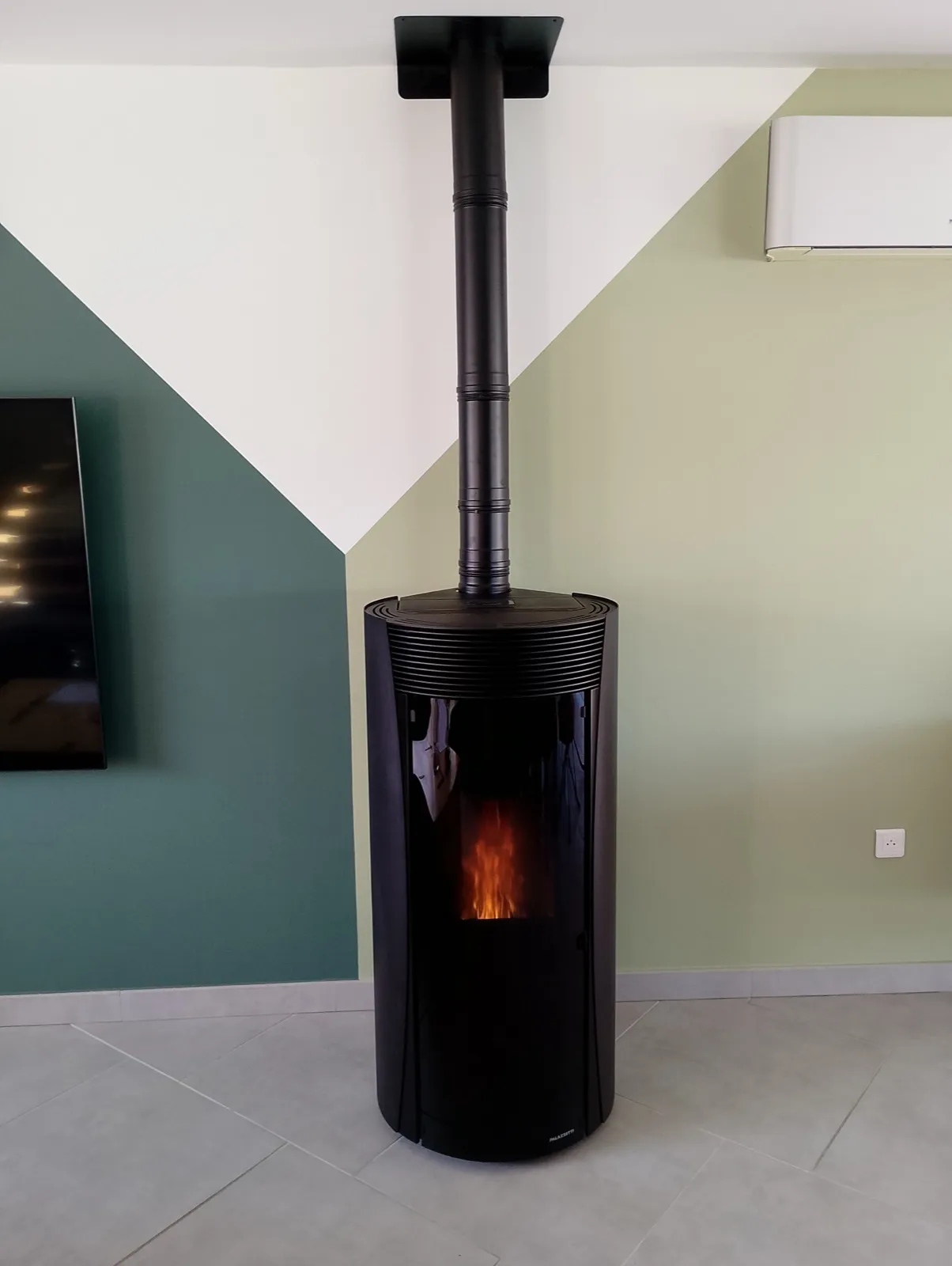 Poêle à granulés noir, installé par FK Énergie