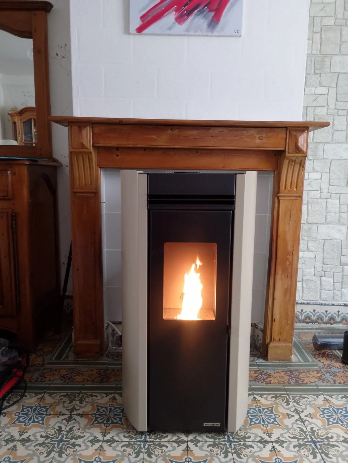 Poêle à granulés devant une cheminée en bois, installé par FK Énergie