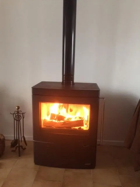 Poêle à bois pour bûches de 50 cm, installé par FK Énergie