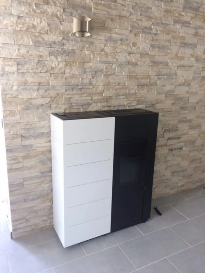 Poêle à granulés Ginger 12 kW avec tubage extérieur, installé par FK Énergie