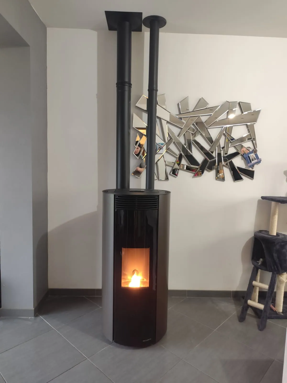 Poêle à granulés avec canalisation d’air chaud, installé par FK Énergie