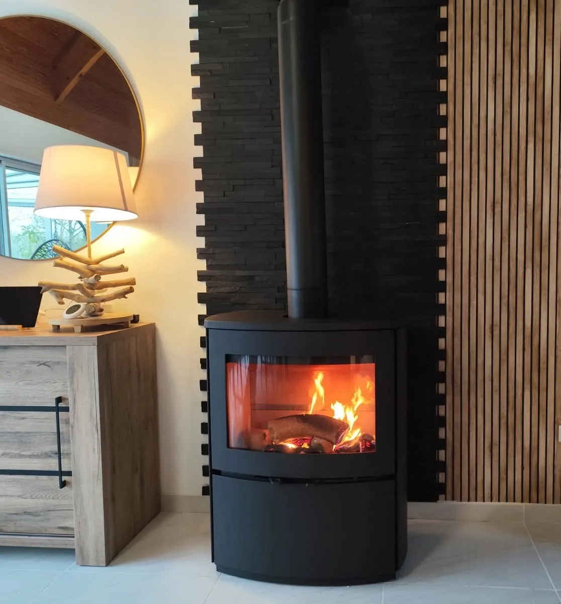 Poêle à bûches HETA Scan-Line 1000 installé par FK Énergie
