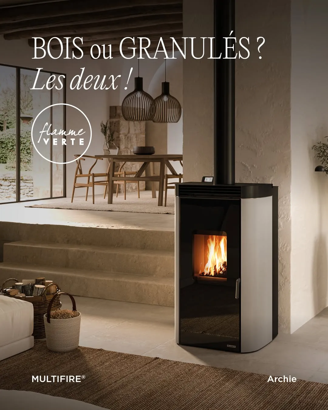 Poêle mixte Palazzetti Multifire Archie dans un salon, avec le slogan « Bois ou granulés ? Les deux ! » et le logo Flamme Verte