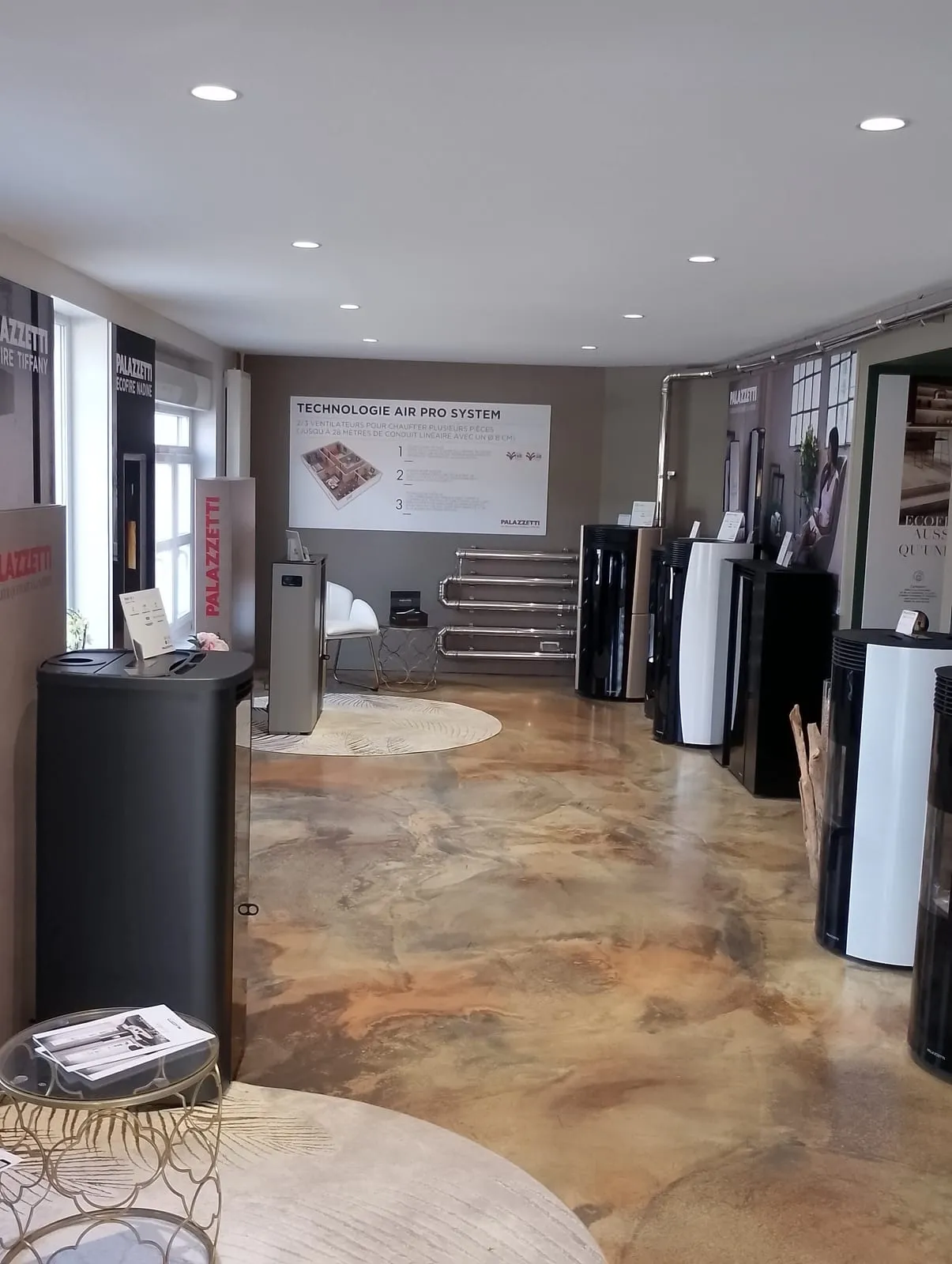 Allée d’exposition des poêles au showroom d’Aire-sur-la-Lys