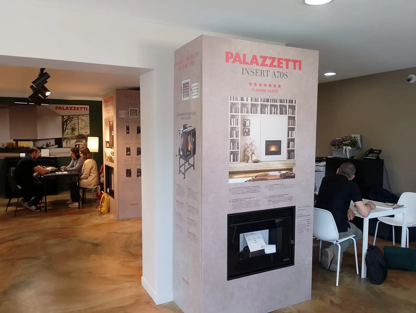 Insert Palazzetti exposé et espace conseil du showroom d’Aire-sur-la-Lys