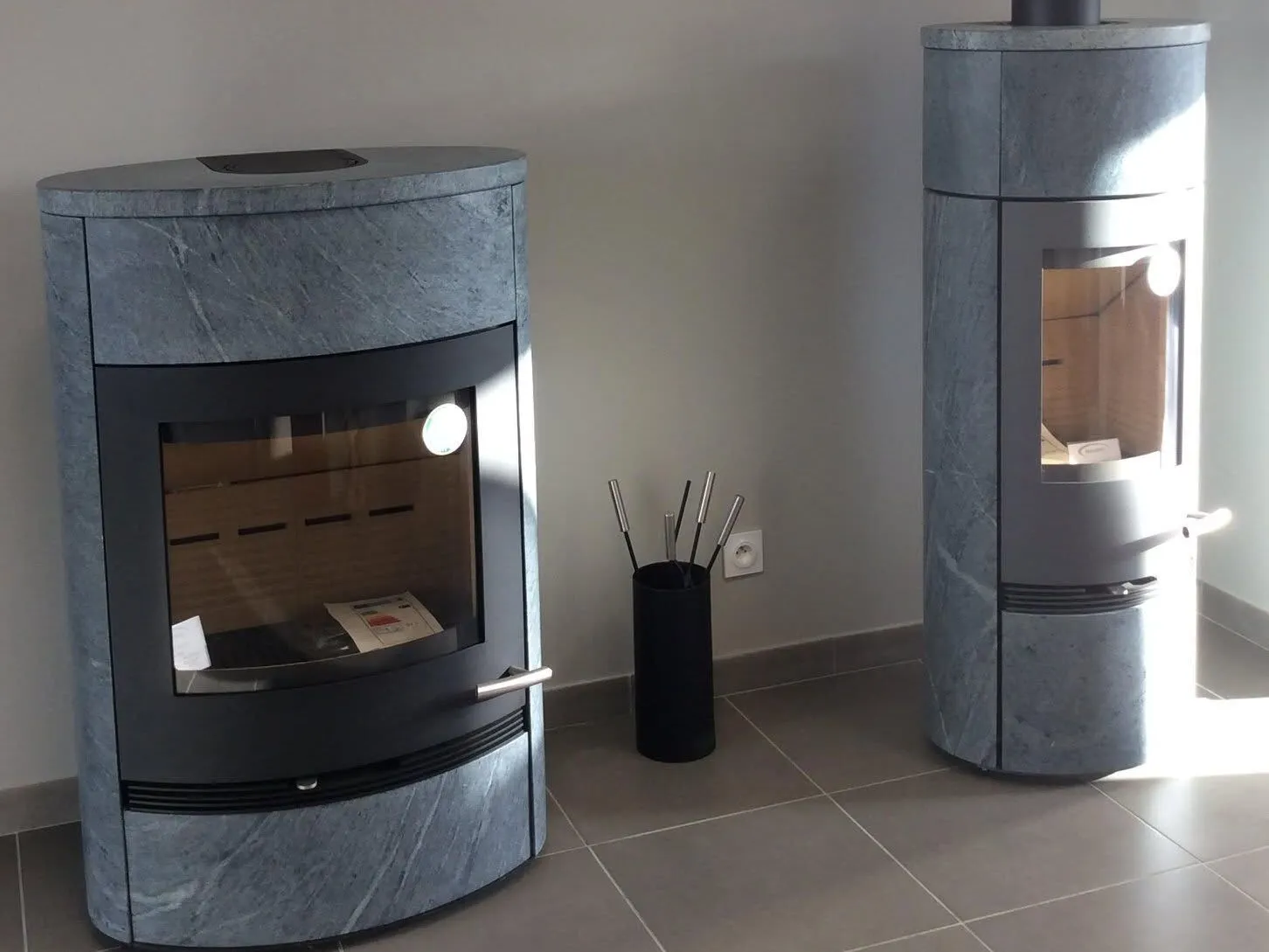 Poêles à bois Contura habillés de pierre ollaire au showroom d’Ardres